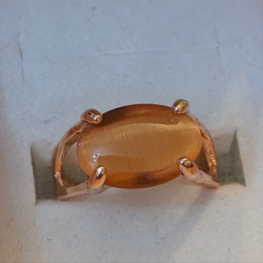 New peach colored cat's eye style gold tone ring, T1B8A